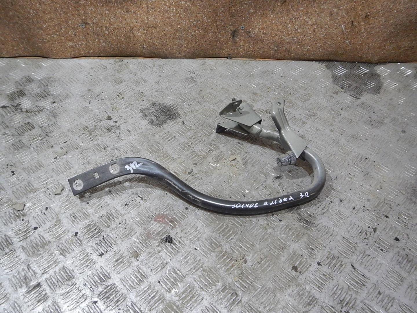 Петля крышки багажника