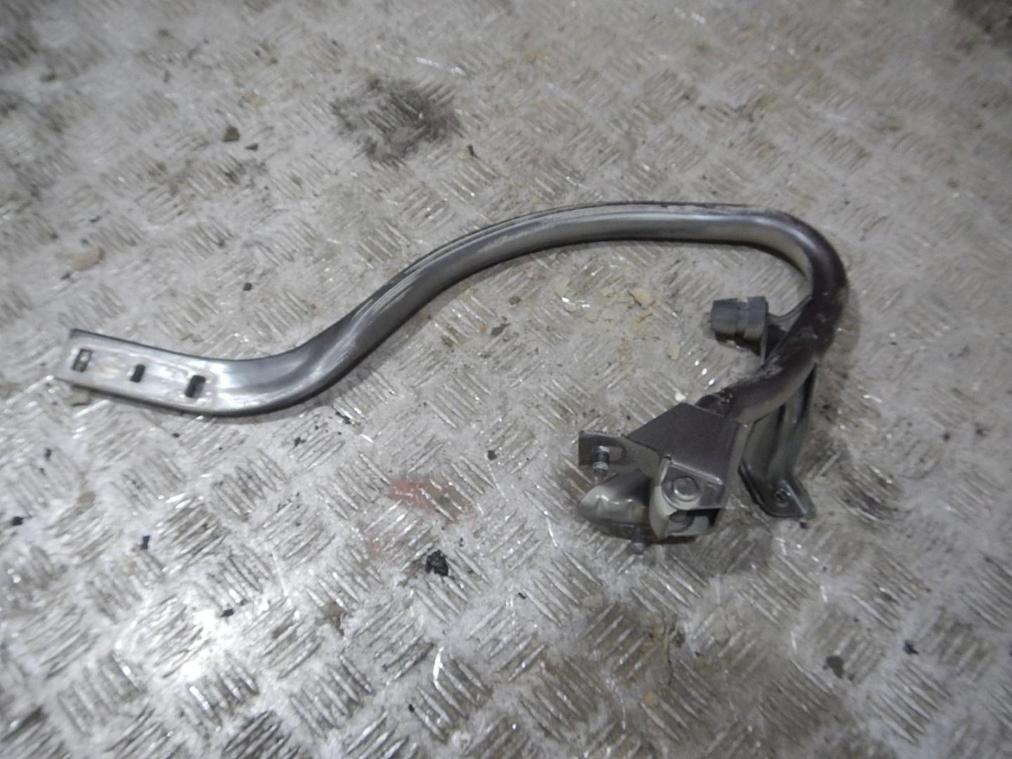 Петля крышки багажника