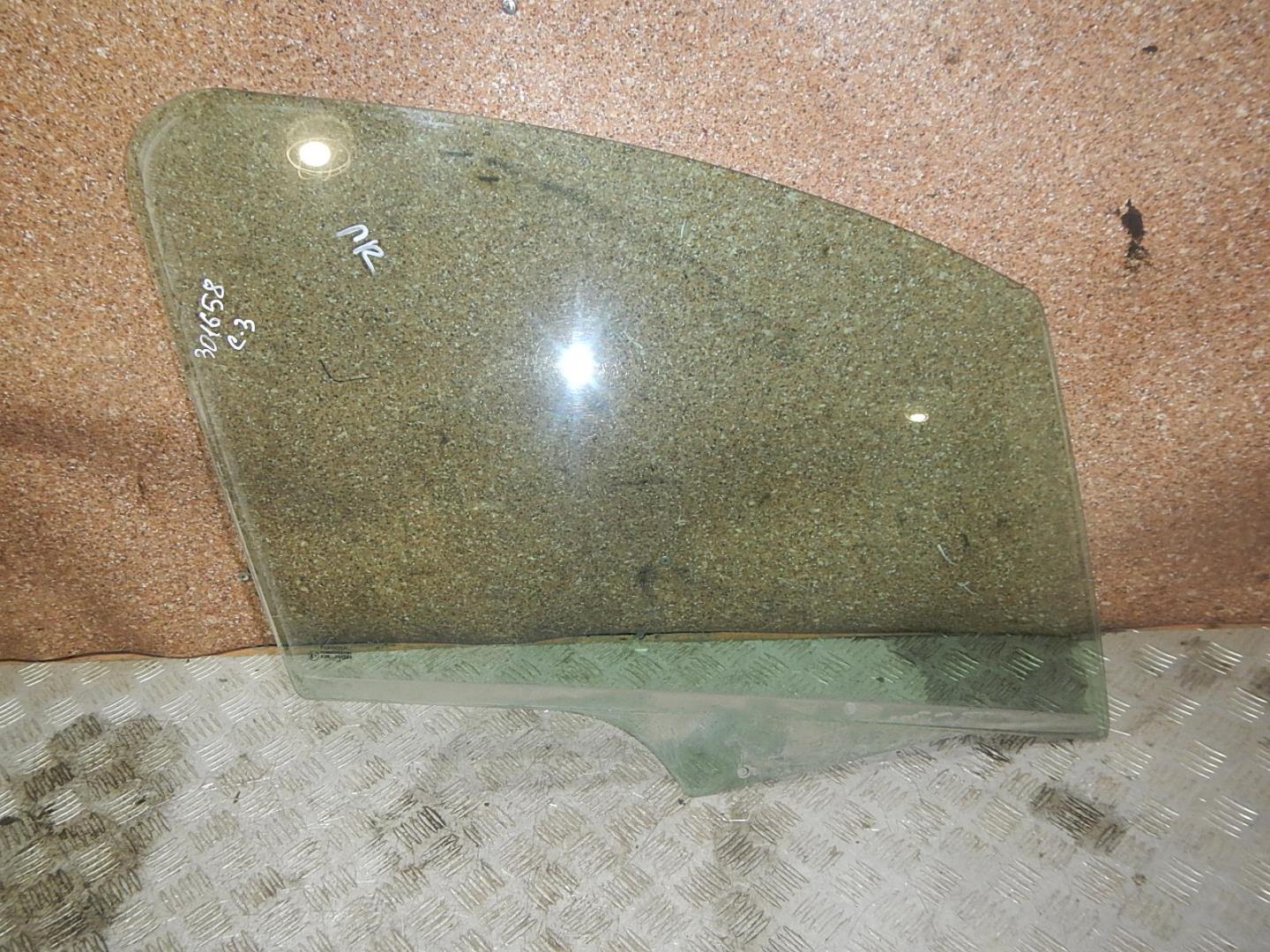 Стекло двери передней правой