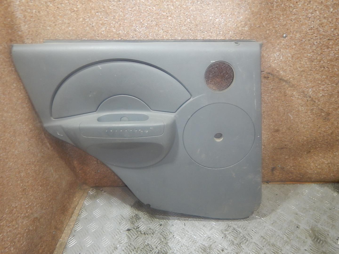 Обшивка двери задней левой