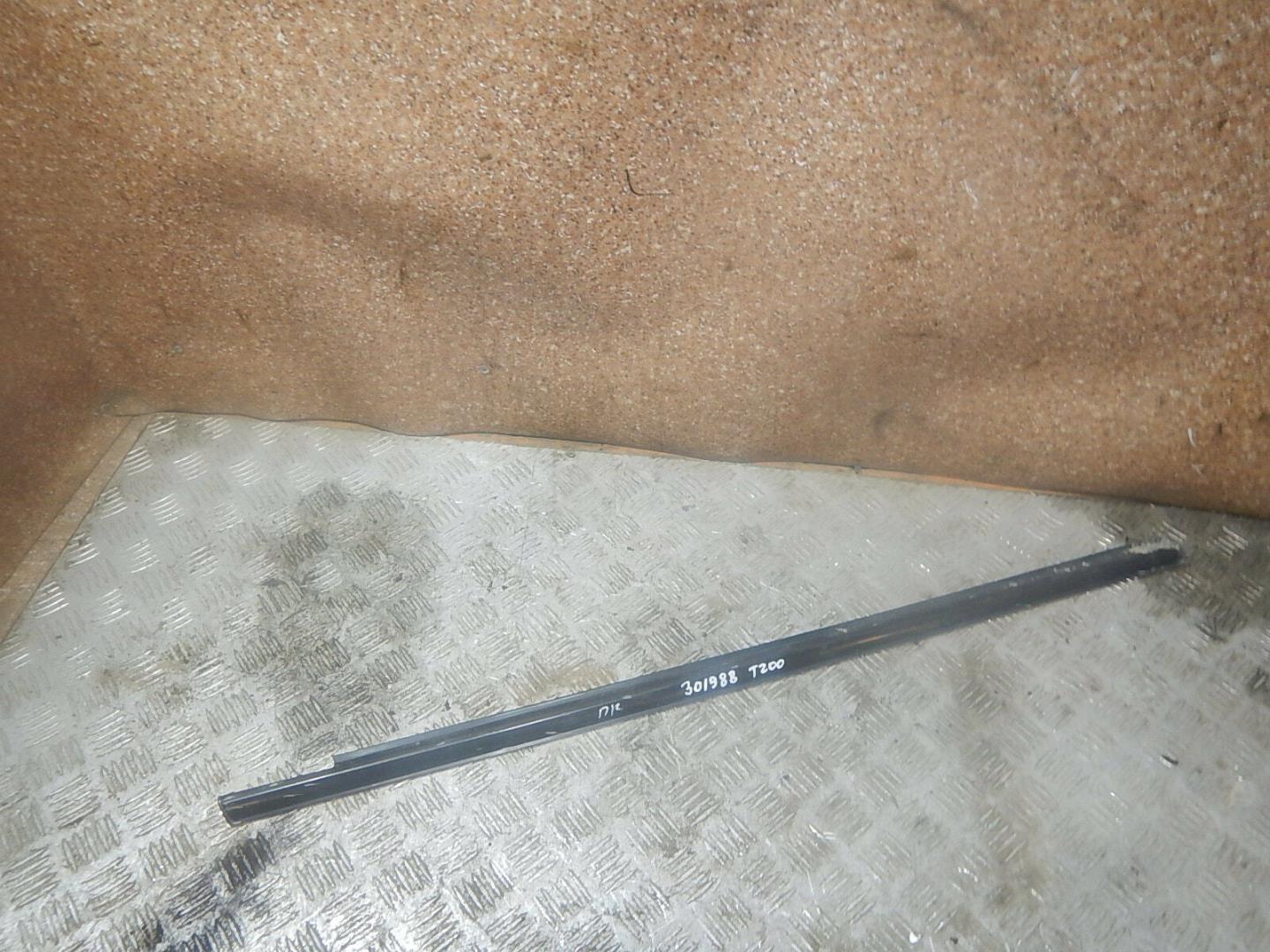 Накладка стекла переднего правого