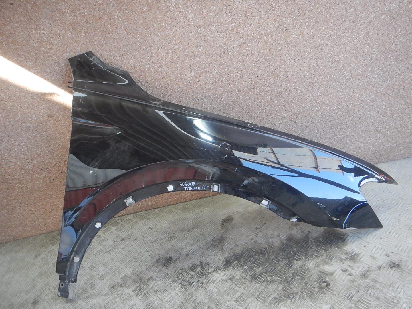 Крыло переднее правое