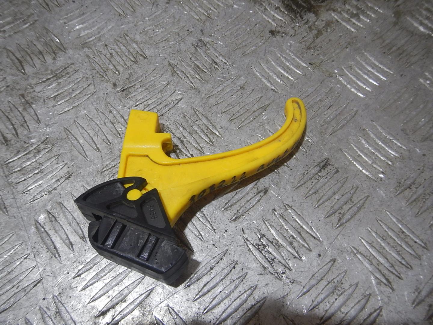 Ручка открывания капота