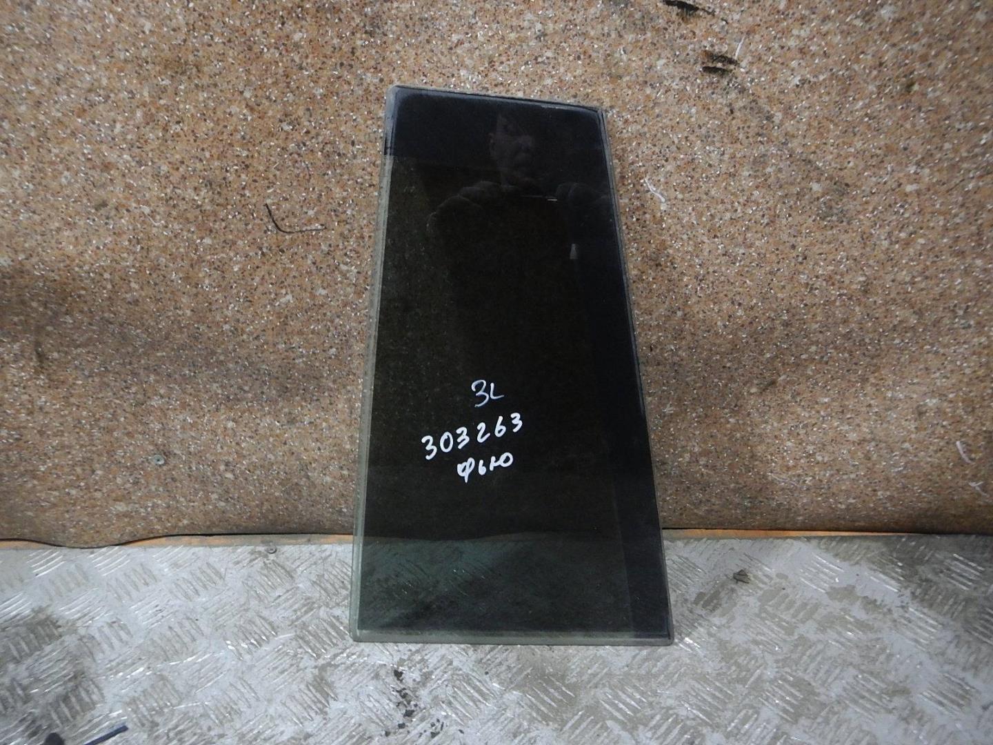 Стекло двери задней левой (форточка)