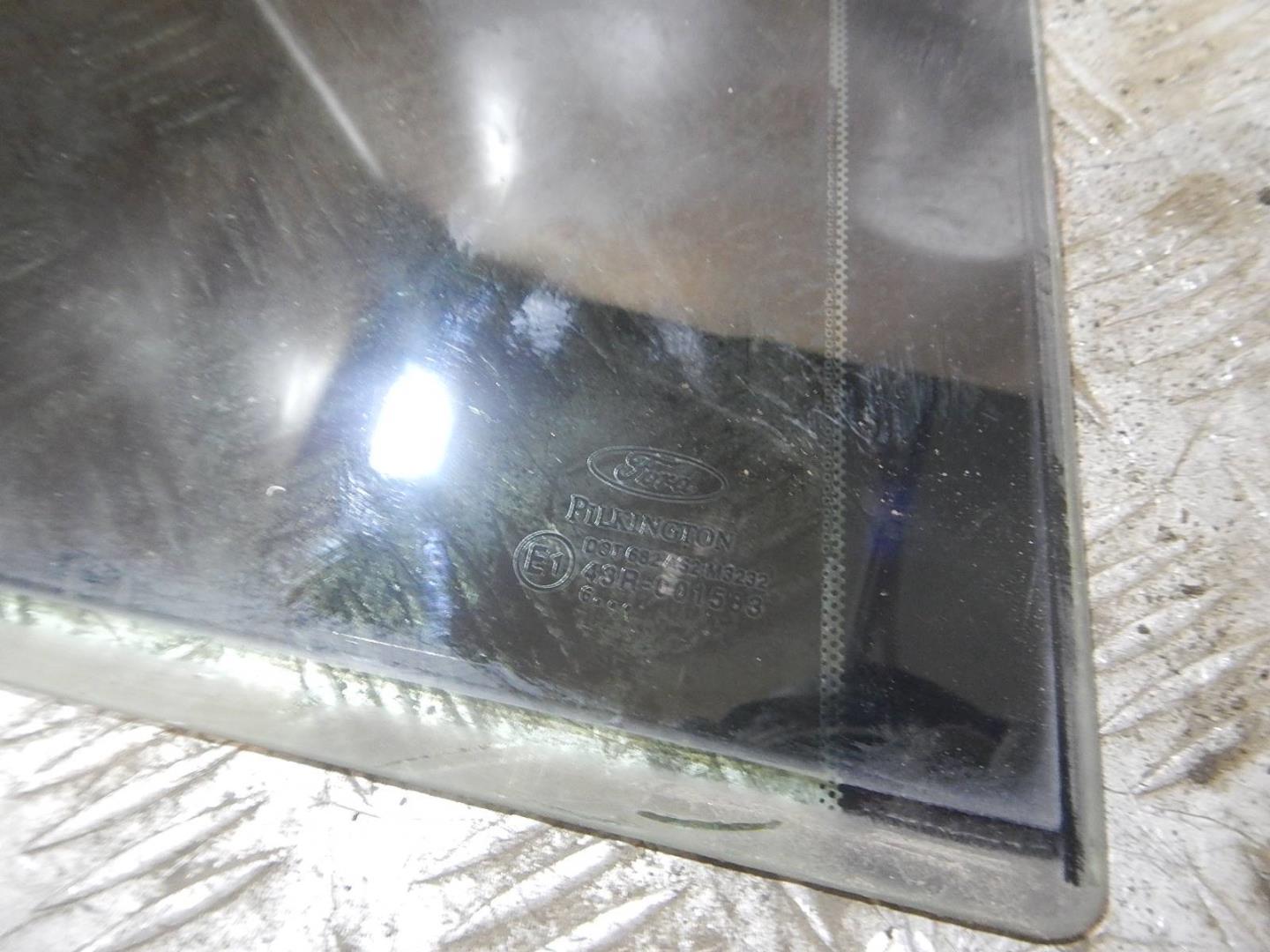 Стекло двери задней левой (форточка)