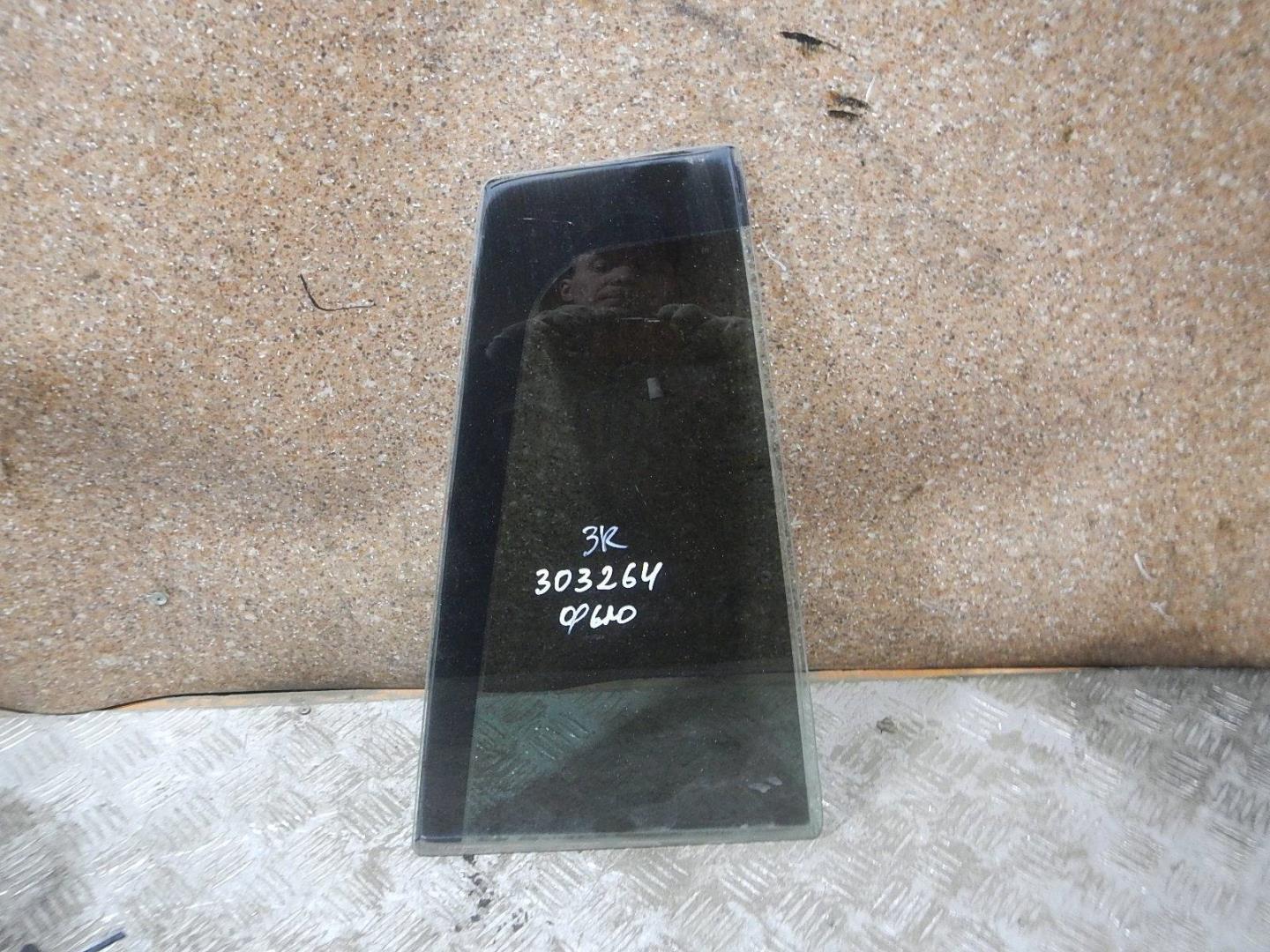 Стекло двери задней правой (форточка)