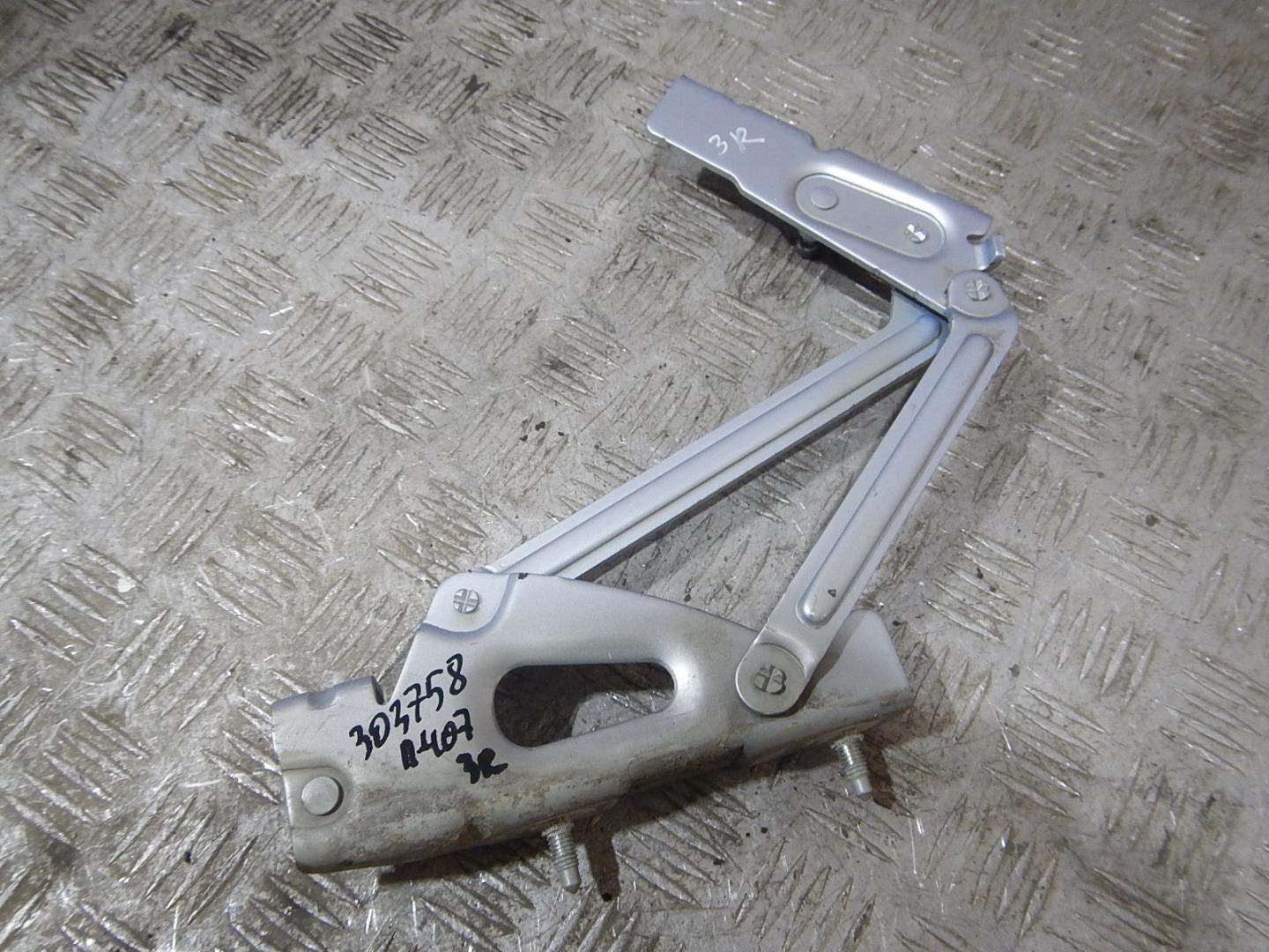 Петля крышки багажника