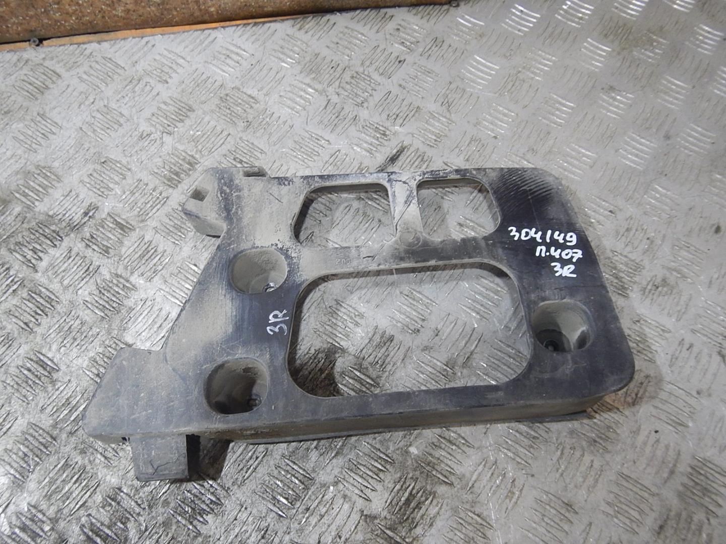 Кронштейн заднего бампера правый