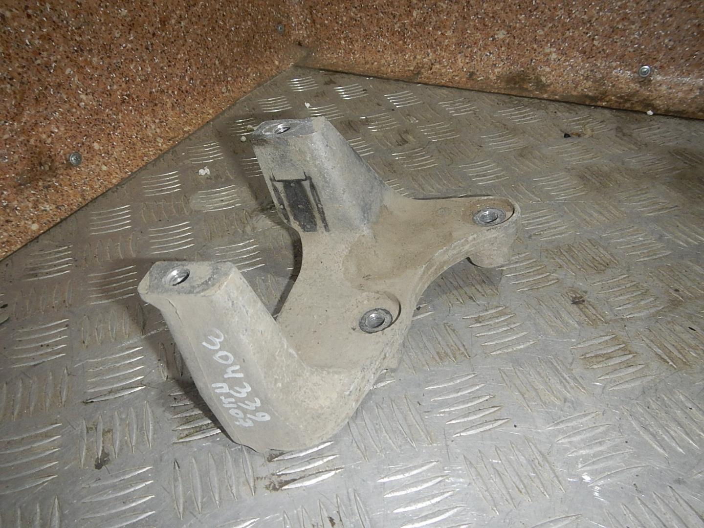 Кронштейн двигателя левый