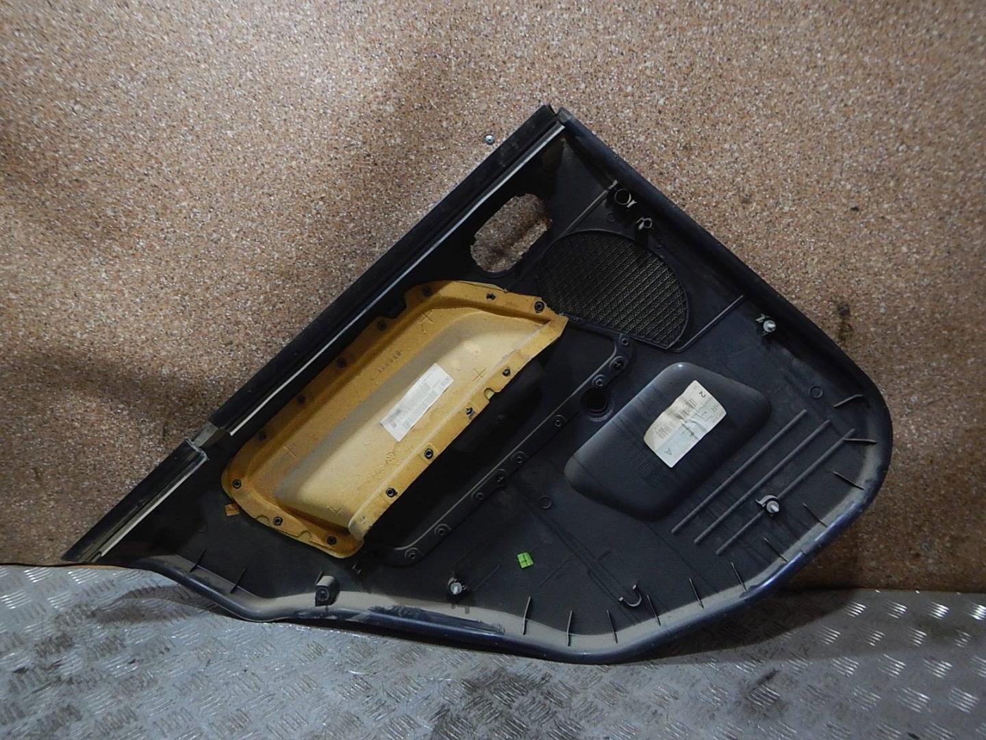 Обшивка двери задней правой