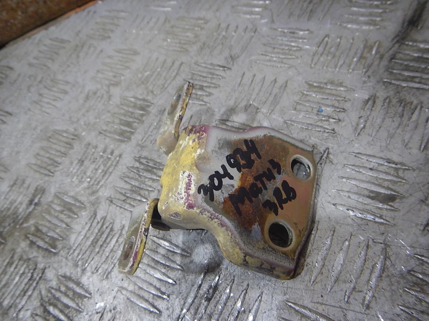 Петля двери задней правой верхняя