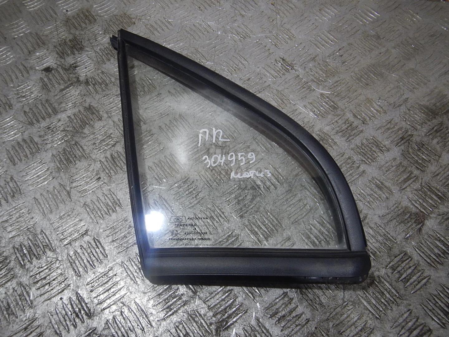Стекло двери передней правой (форточка)