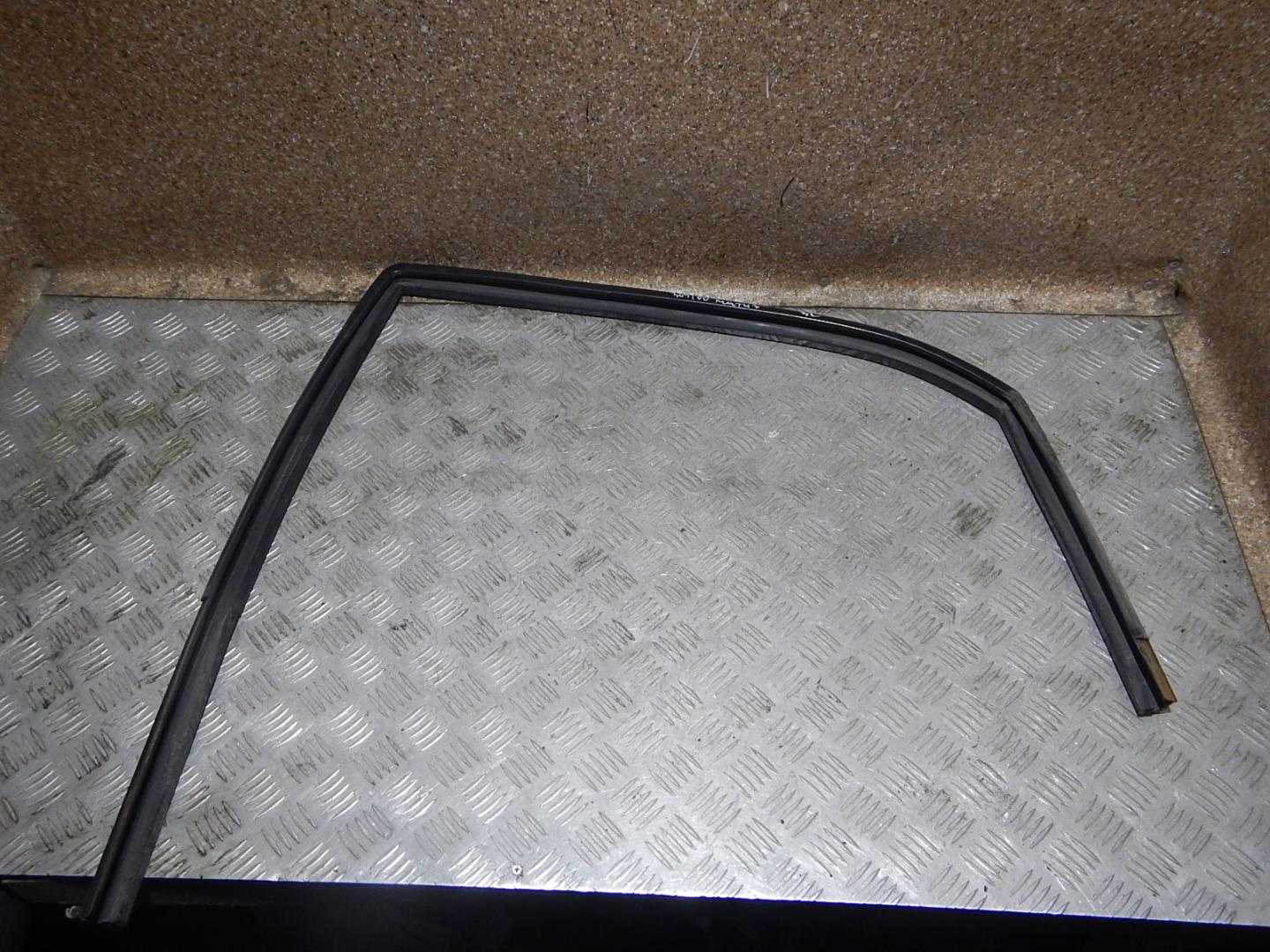 Уплотнитель стекла двери