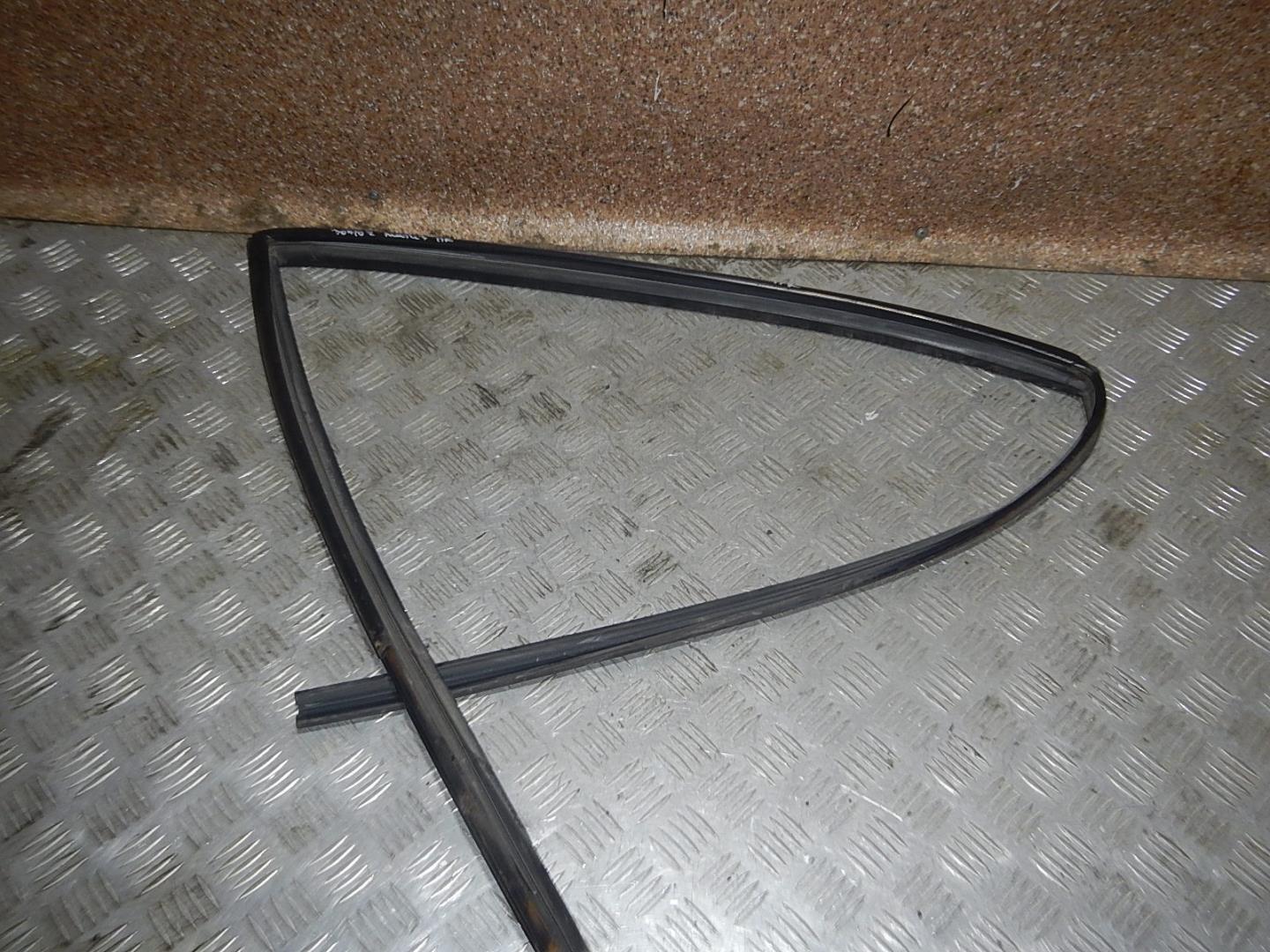 Уплотнитель стекла двери