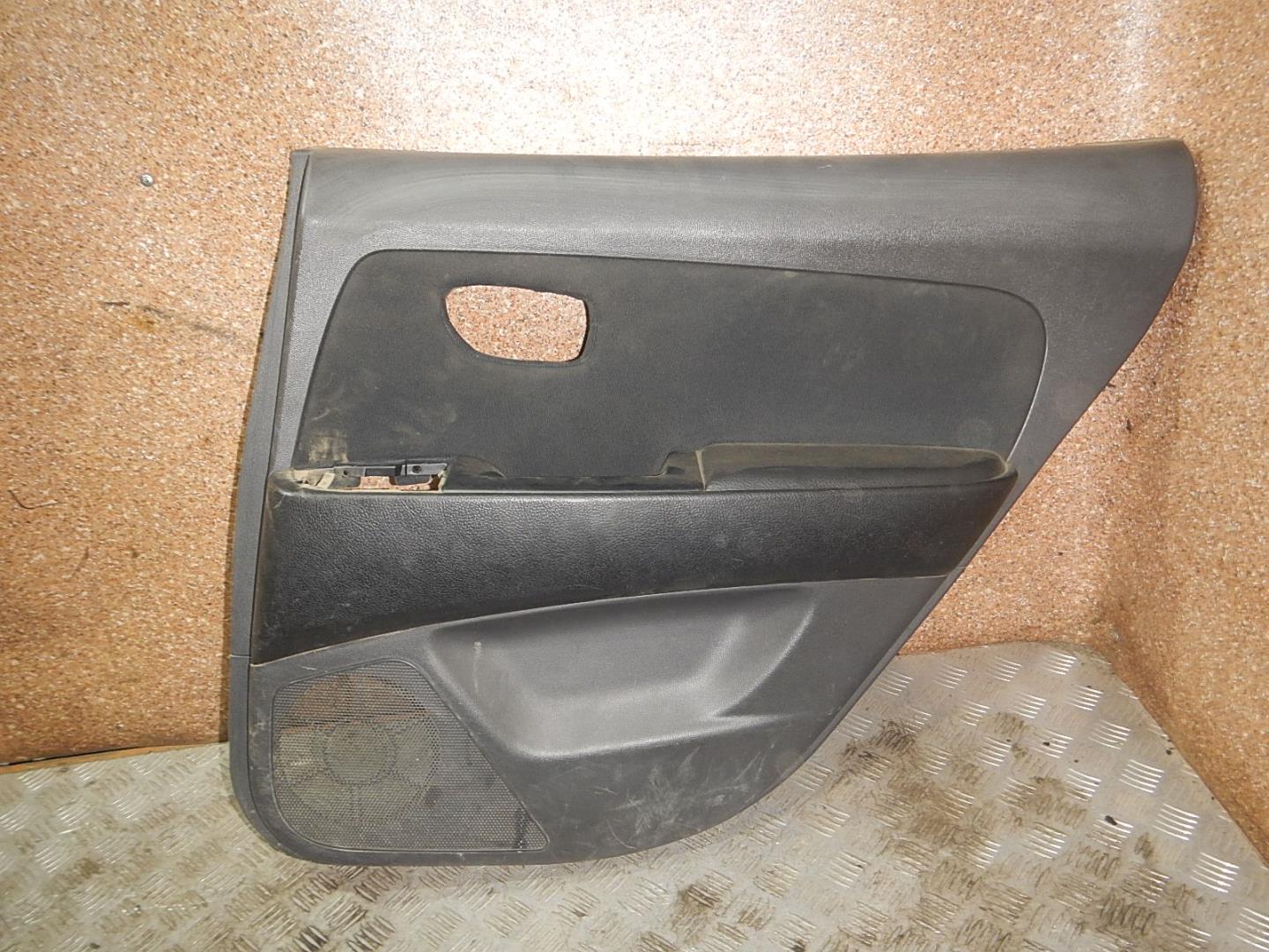 Обшивка двери задней правой