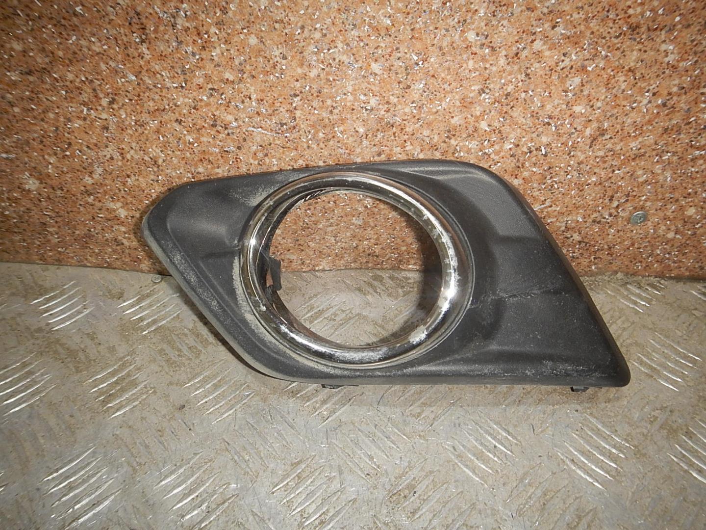 Рамка противотуманной фары левой