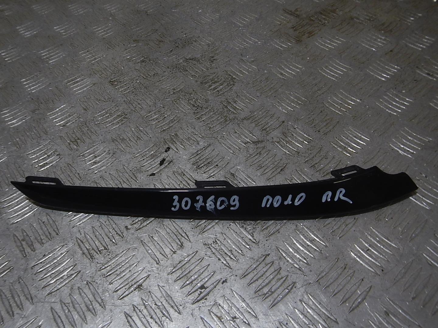 Молдинг переднего бампера правый