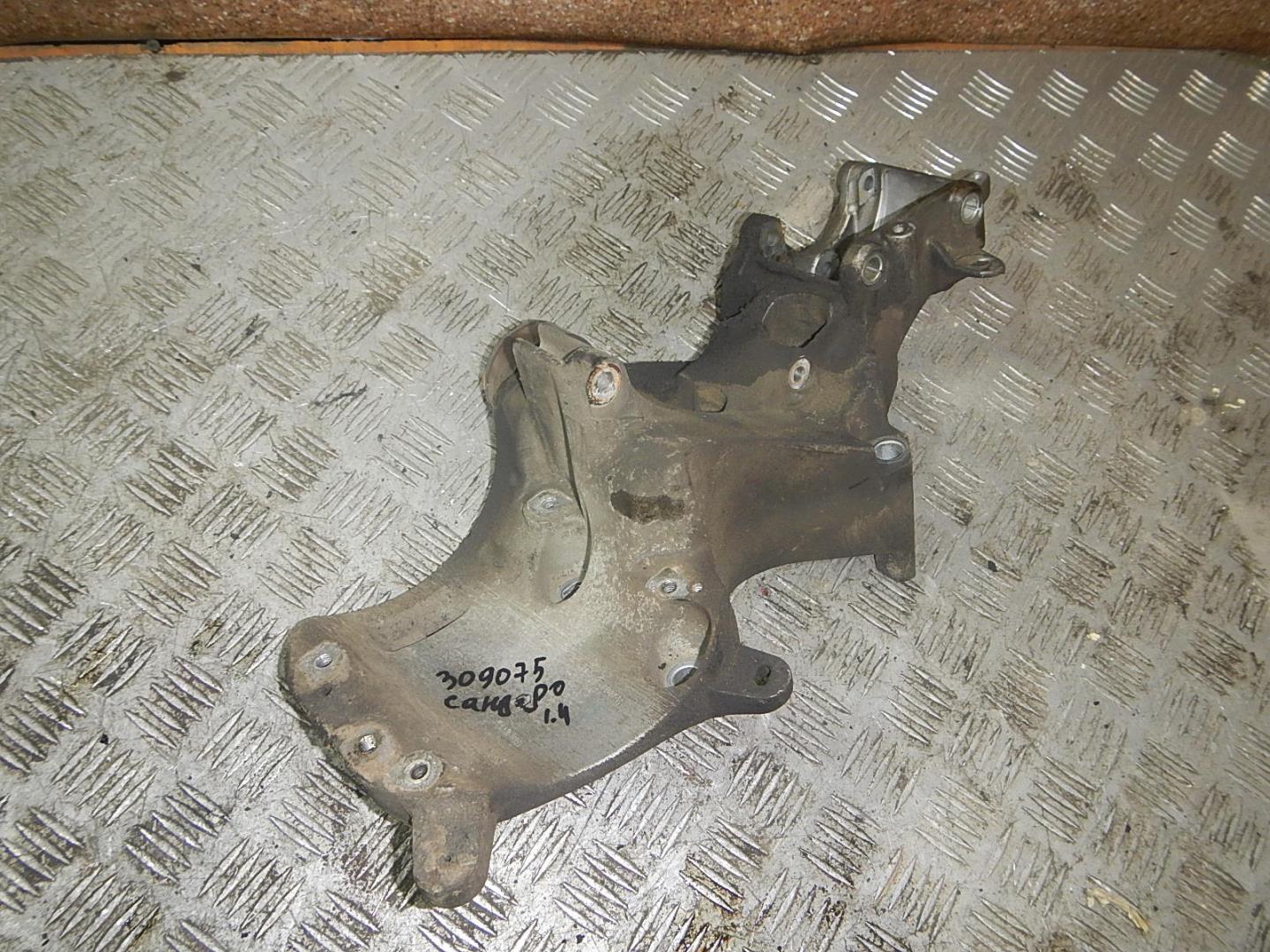 Кронштейн генератора