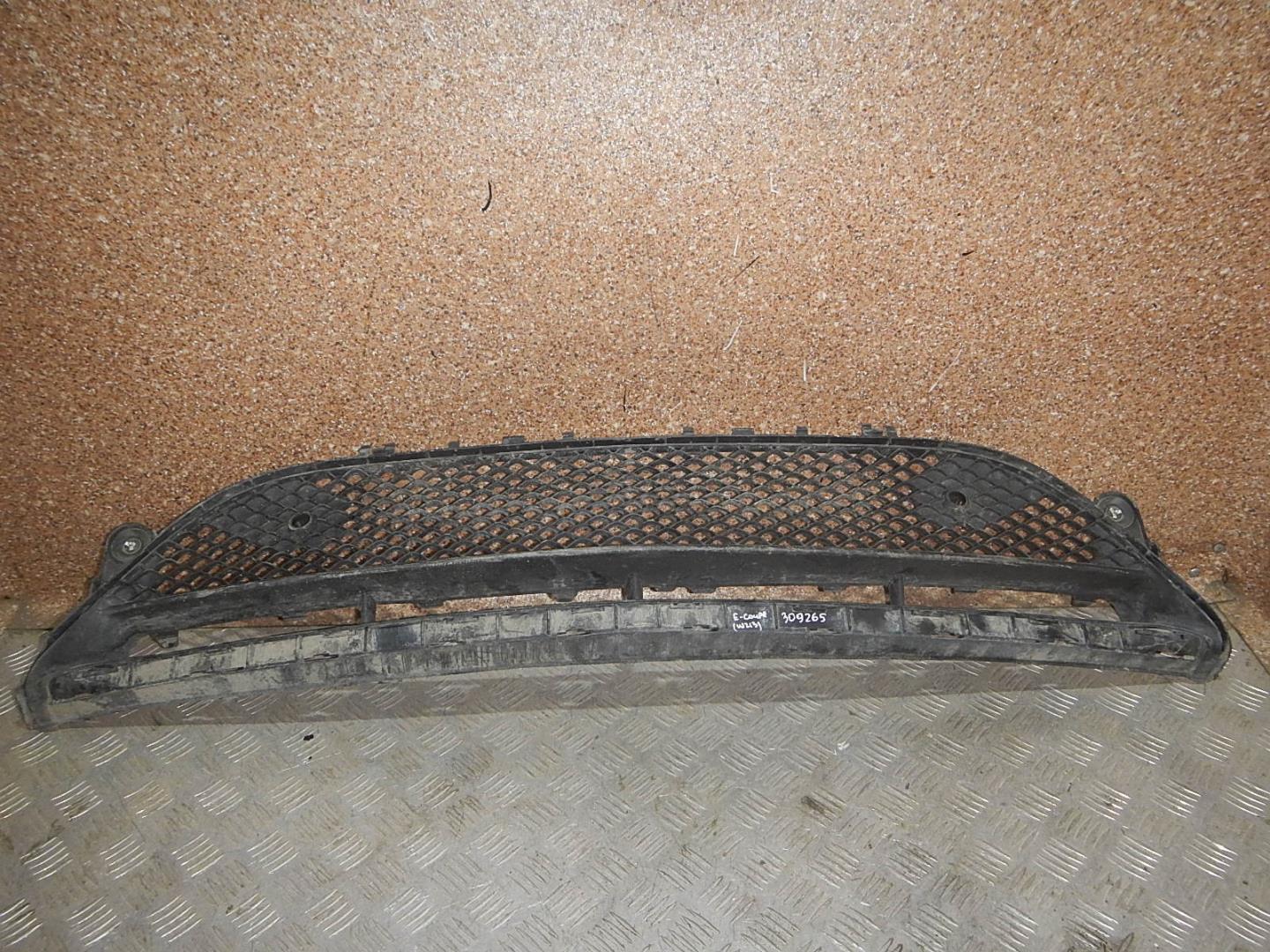 Решетка в бампер центральная