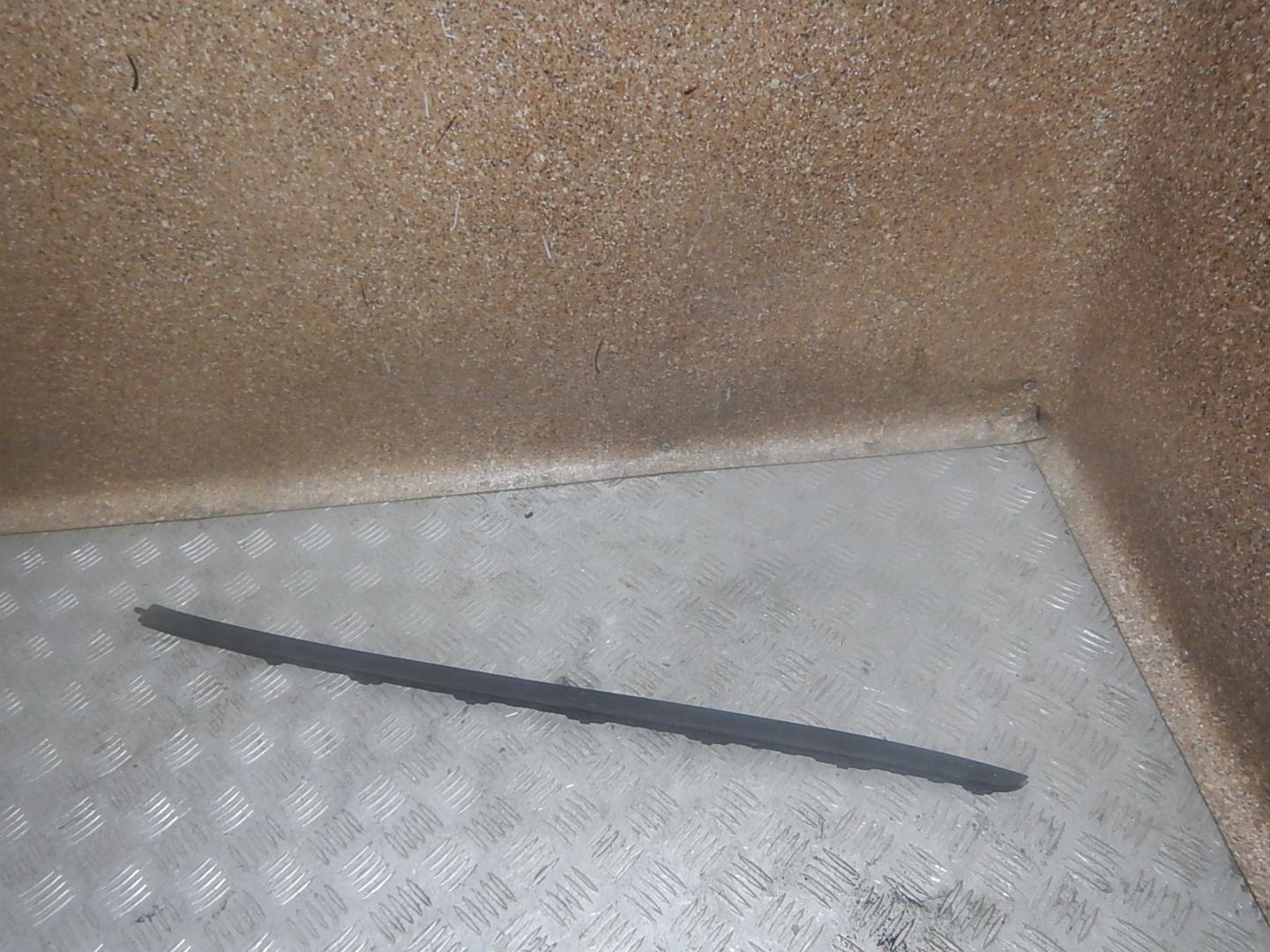 Молдинг лобового стекла