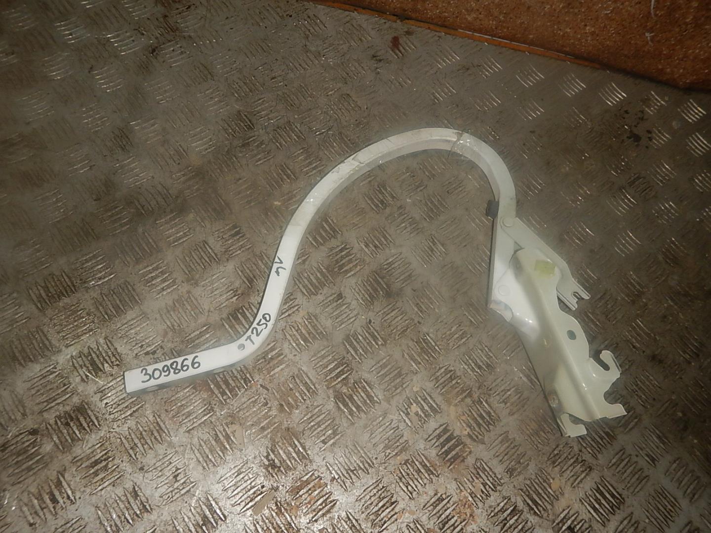 Петля крышки багажника