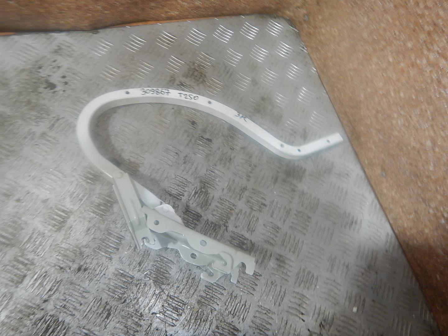 Петля крышки багажника