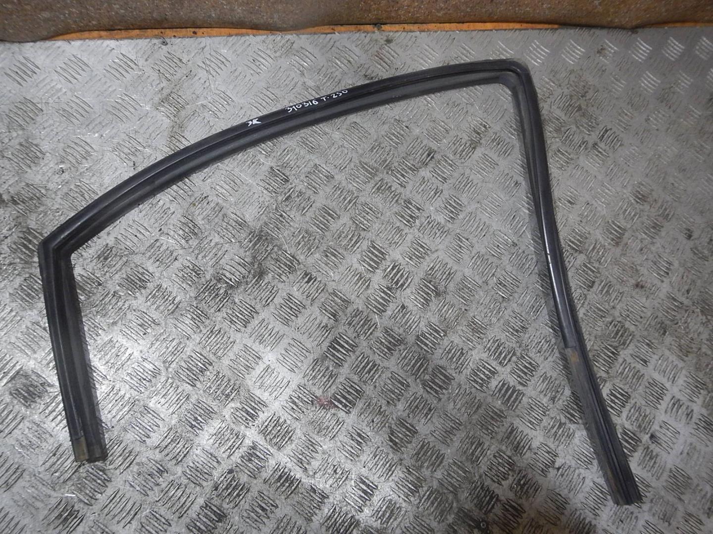 Уплотнитель стекла двери