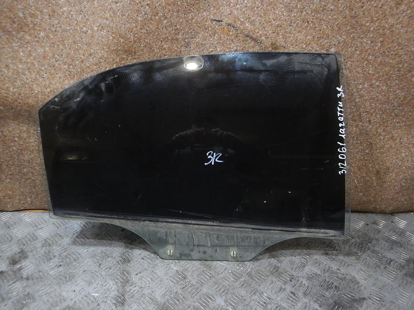 Стекло двери задней правой