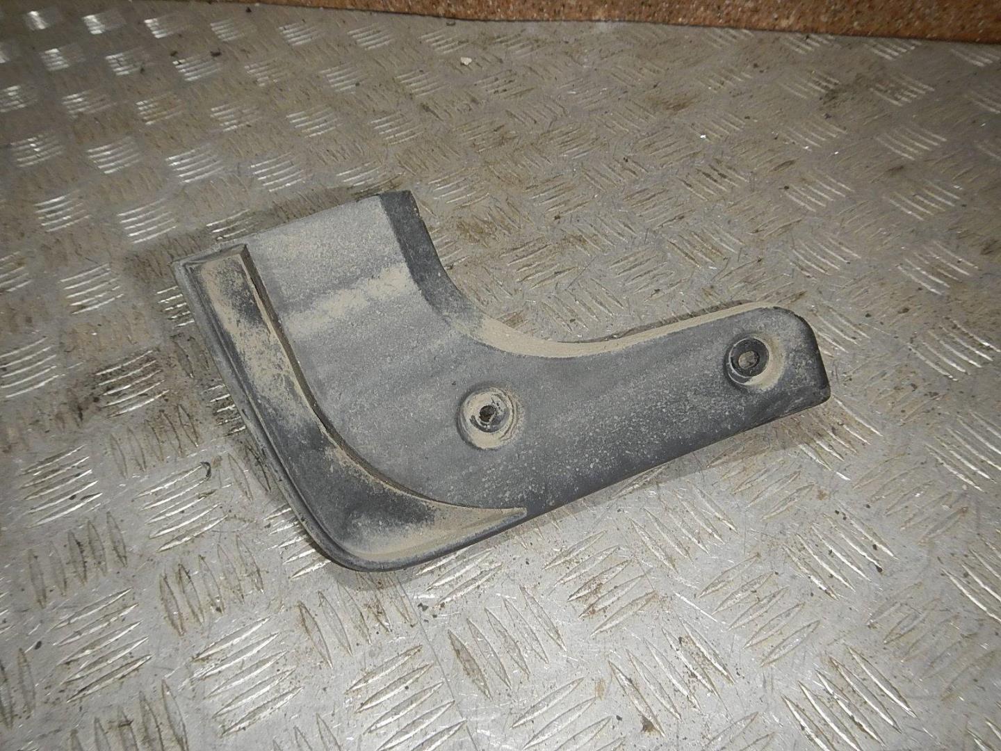 Брызговик задний левый