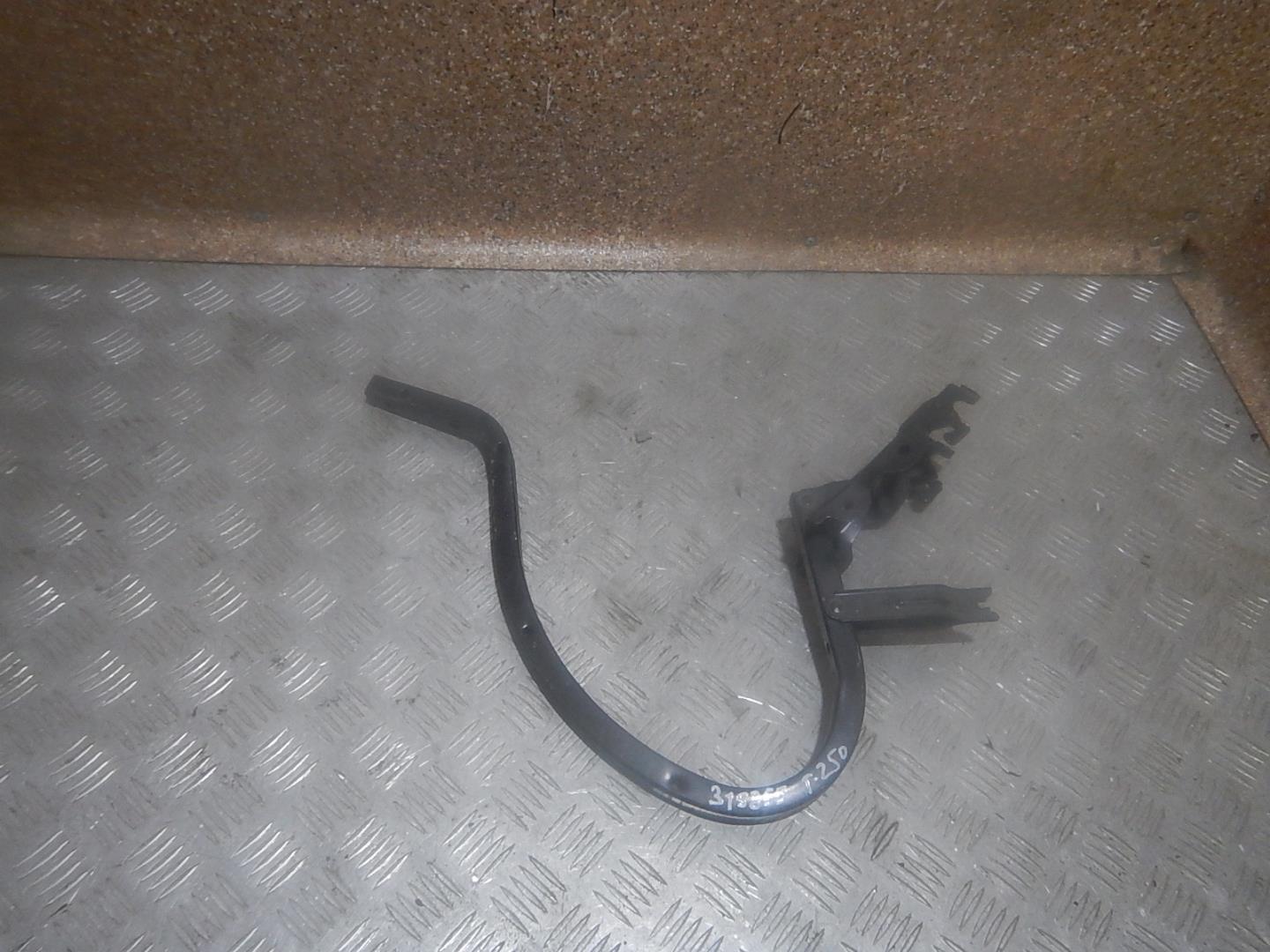 Петля крышки багажника