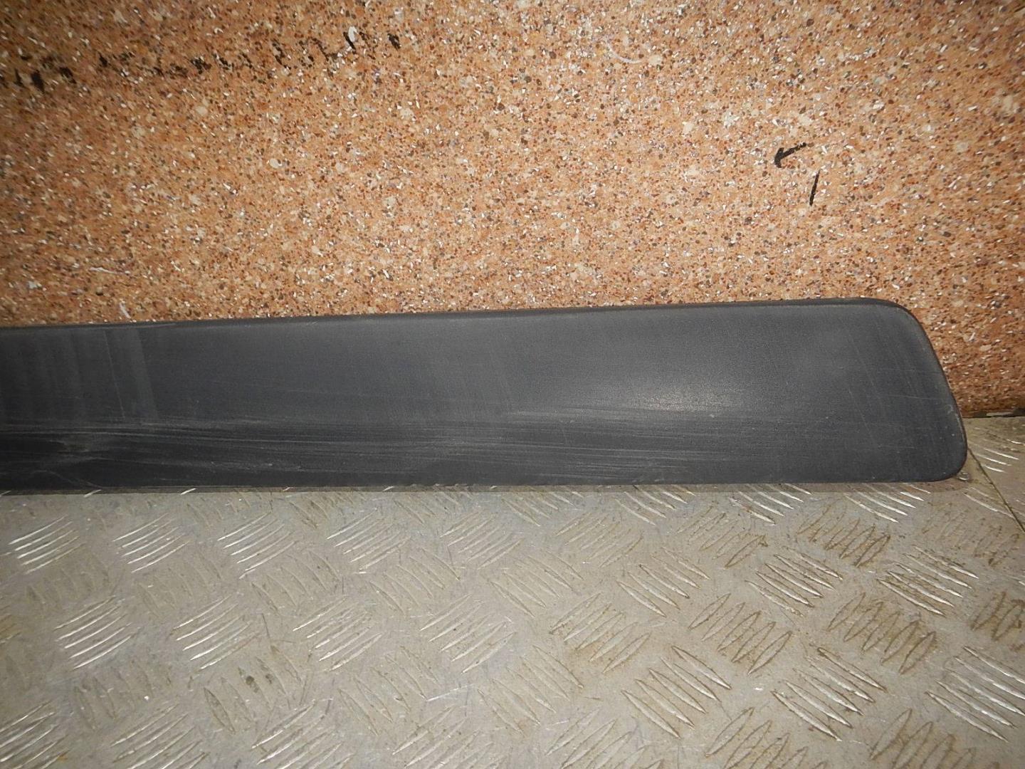 Молдинг передней левой двери