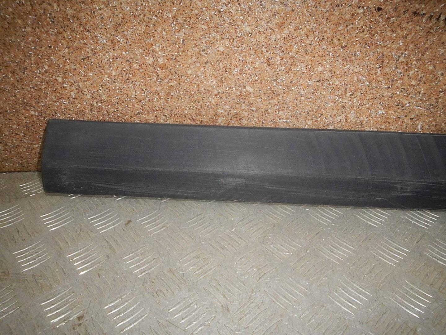 Молдинг передней левой двери