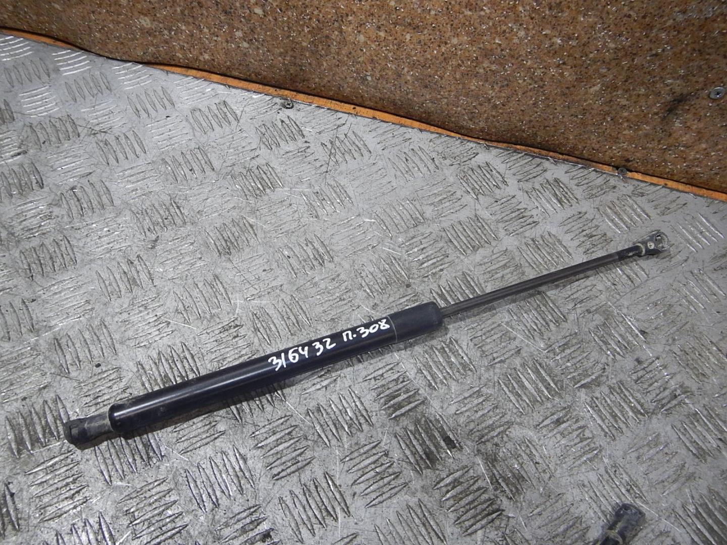 Амортизатор двери багажника