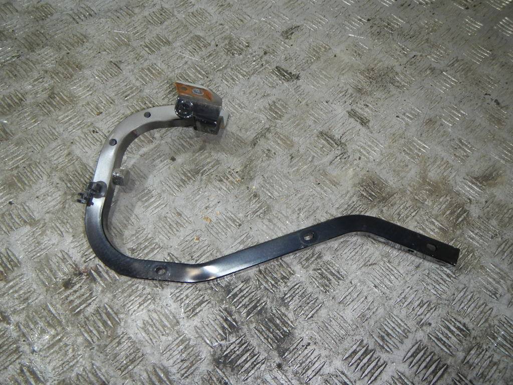 Петля крышки багажника