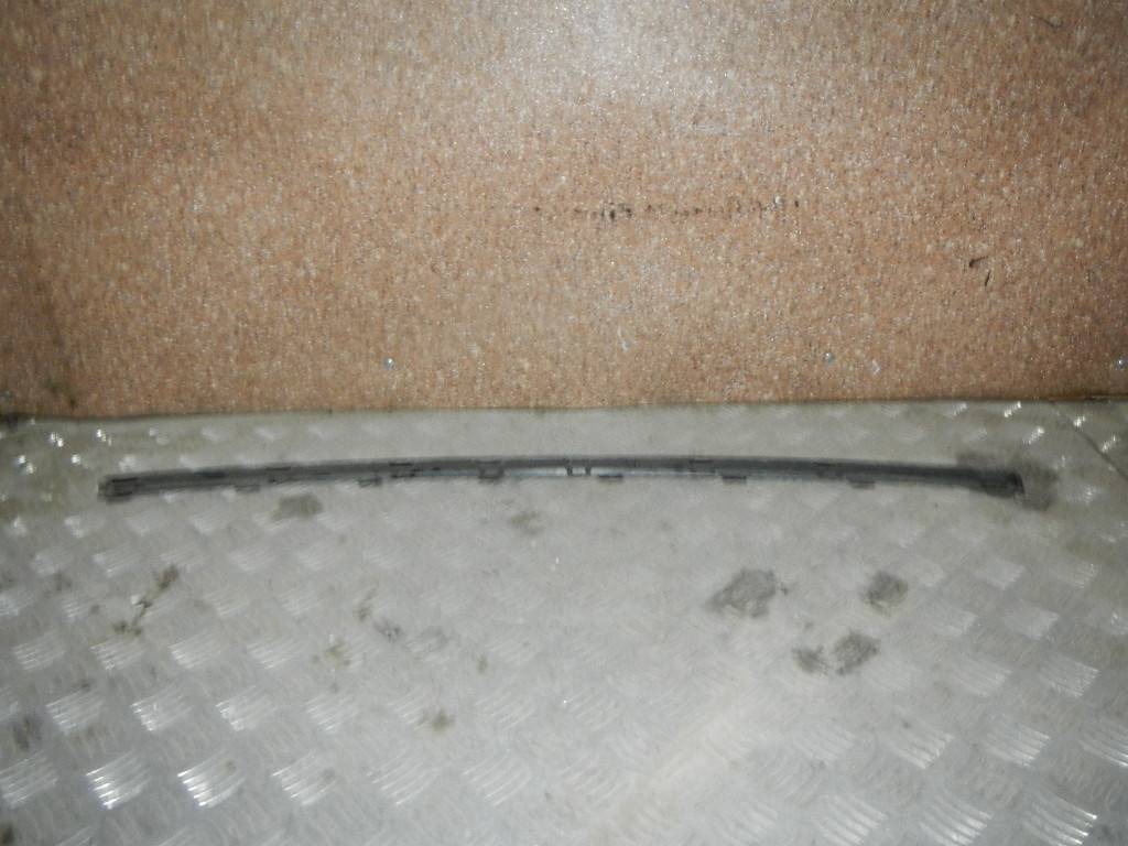 Молдинг переднего бампера