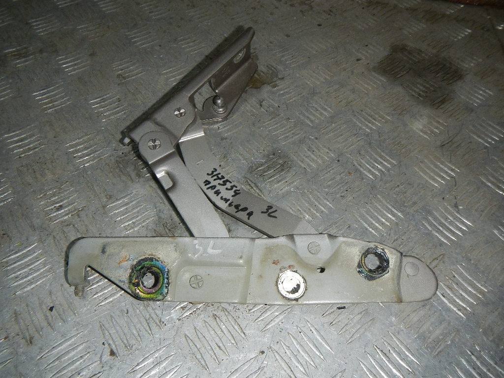 Петля крышки багажника