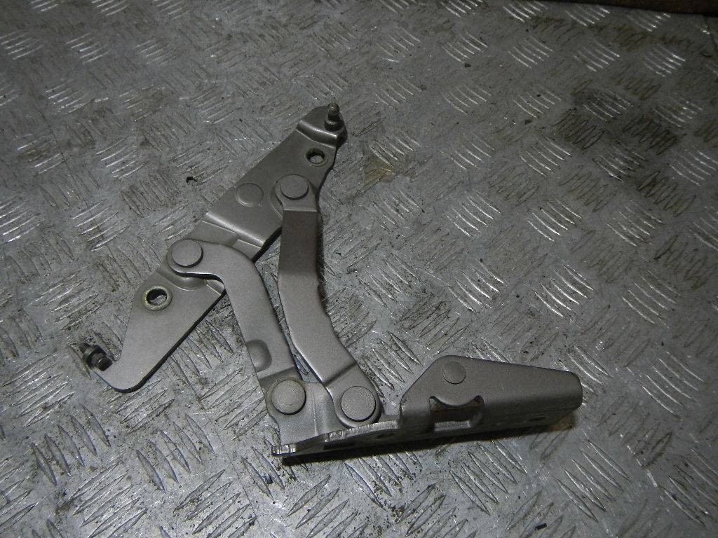 Петля крышки багажника