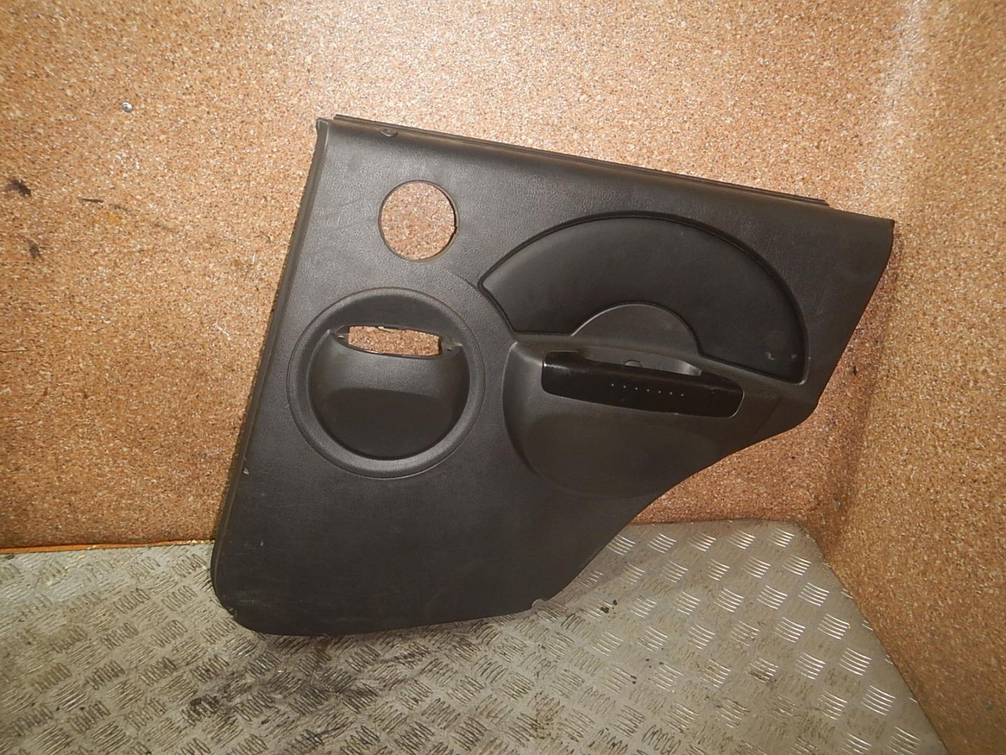 Обшивка двери задней правой