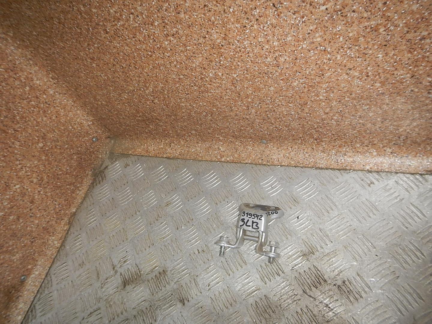 Петля двери задней левой верхняя