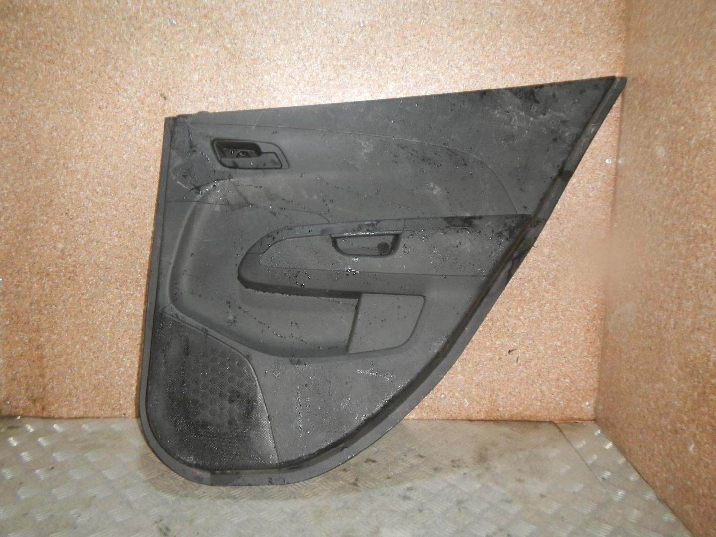 Обшивка двери задней правой