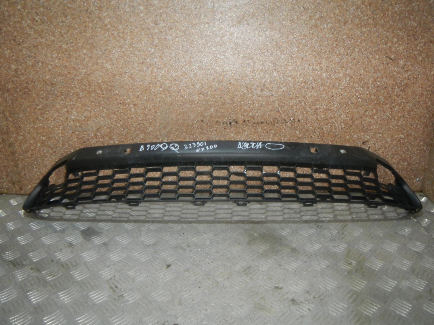 Решетка в бампер центральная