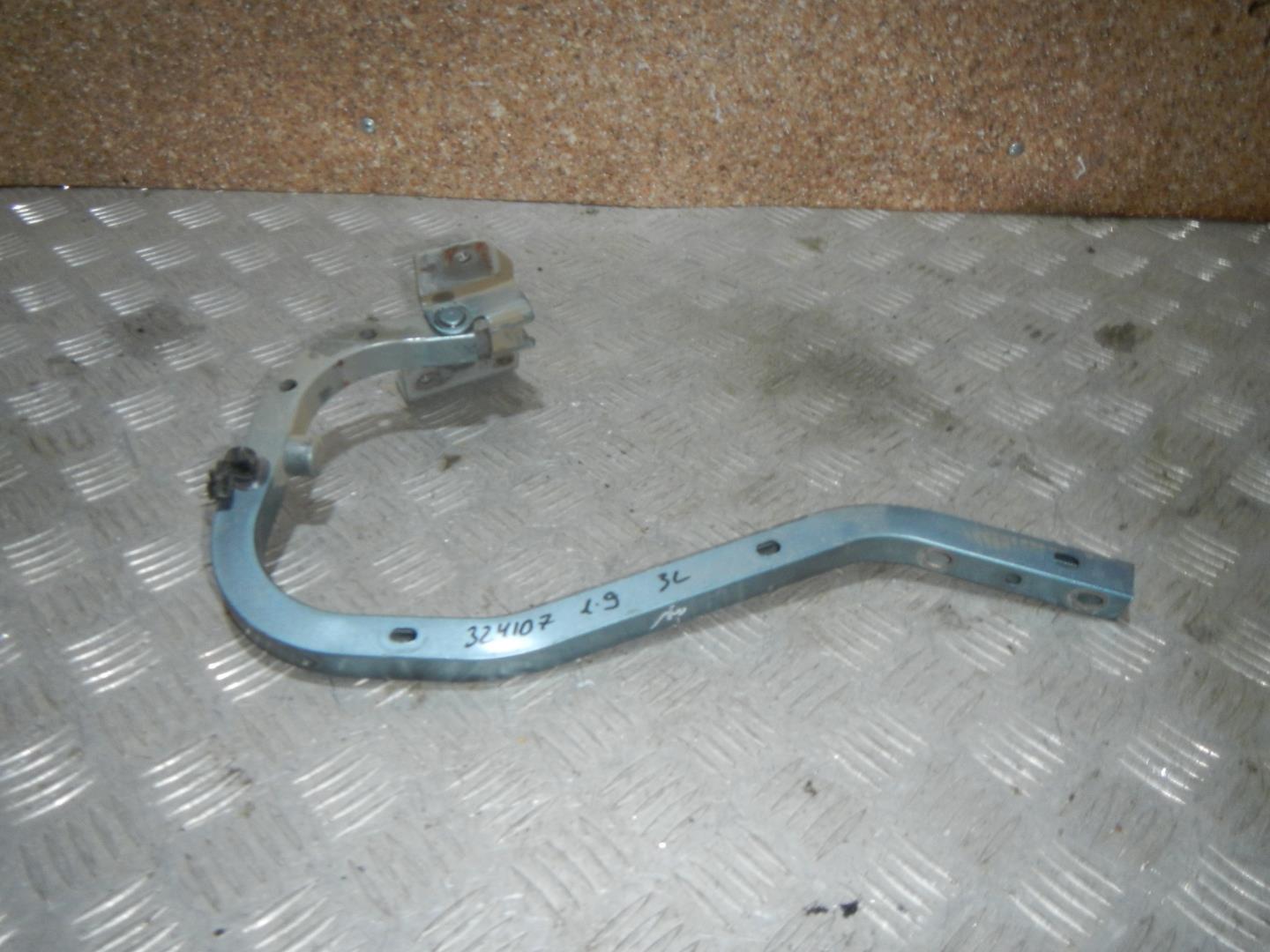 Петля крышки багажника