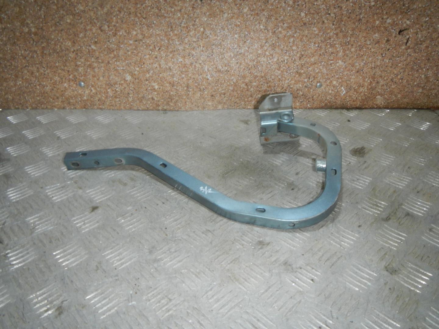 Петля крышки багажника