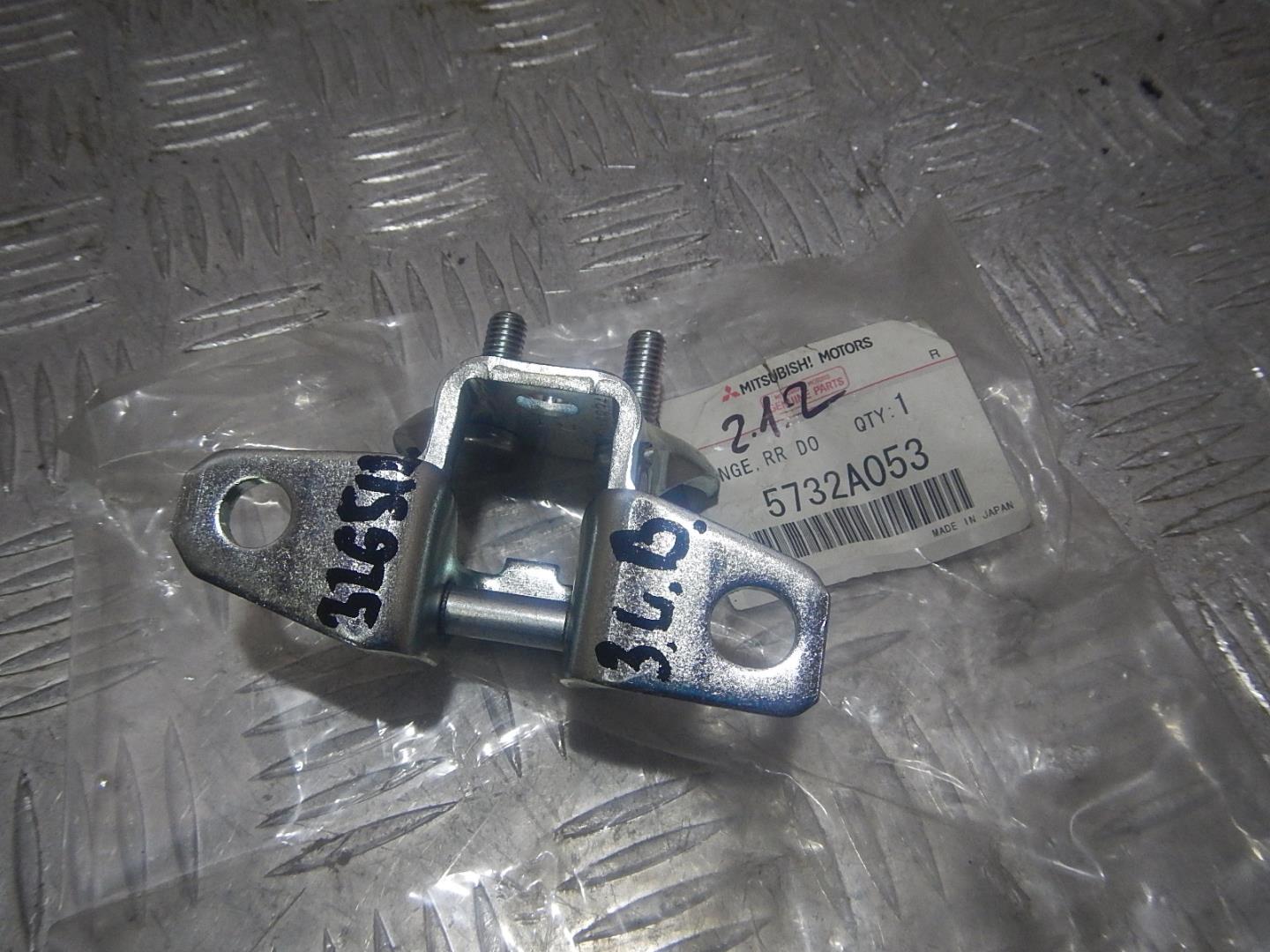 Петля двери задней левой верхняя