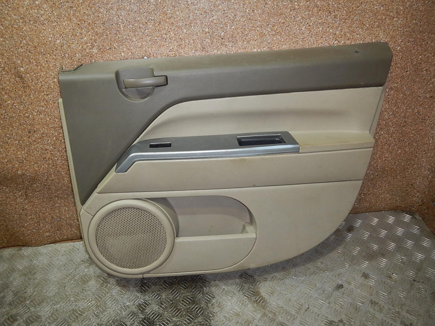 Обшивка двери передней правой