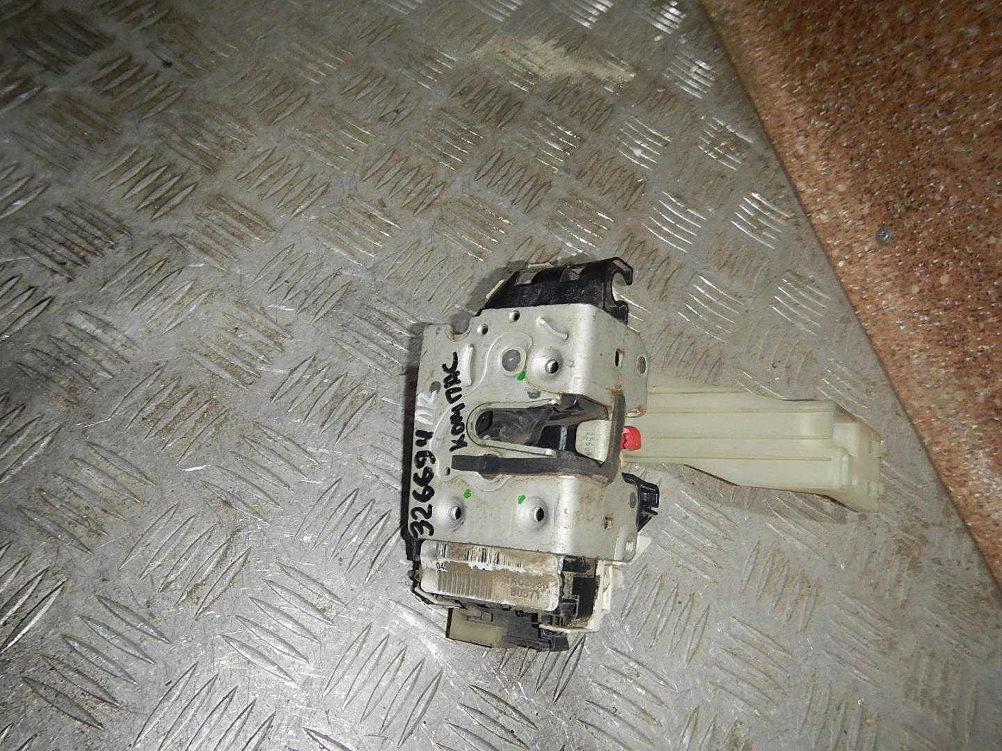 Замок двери передней правой