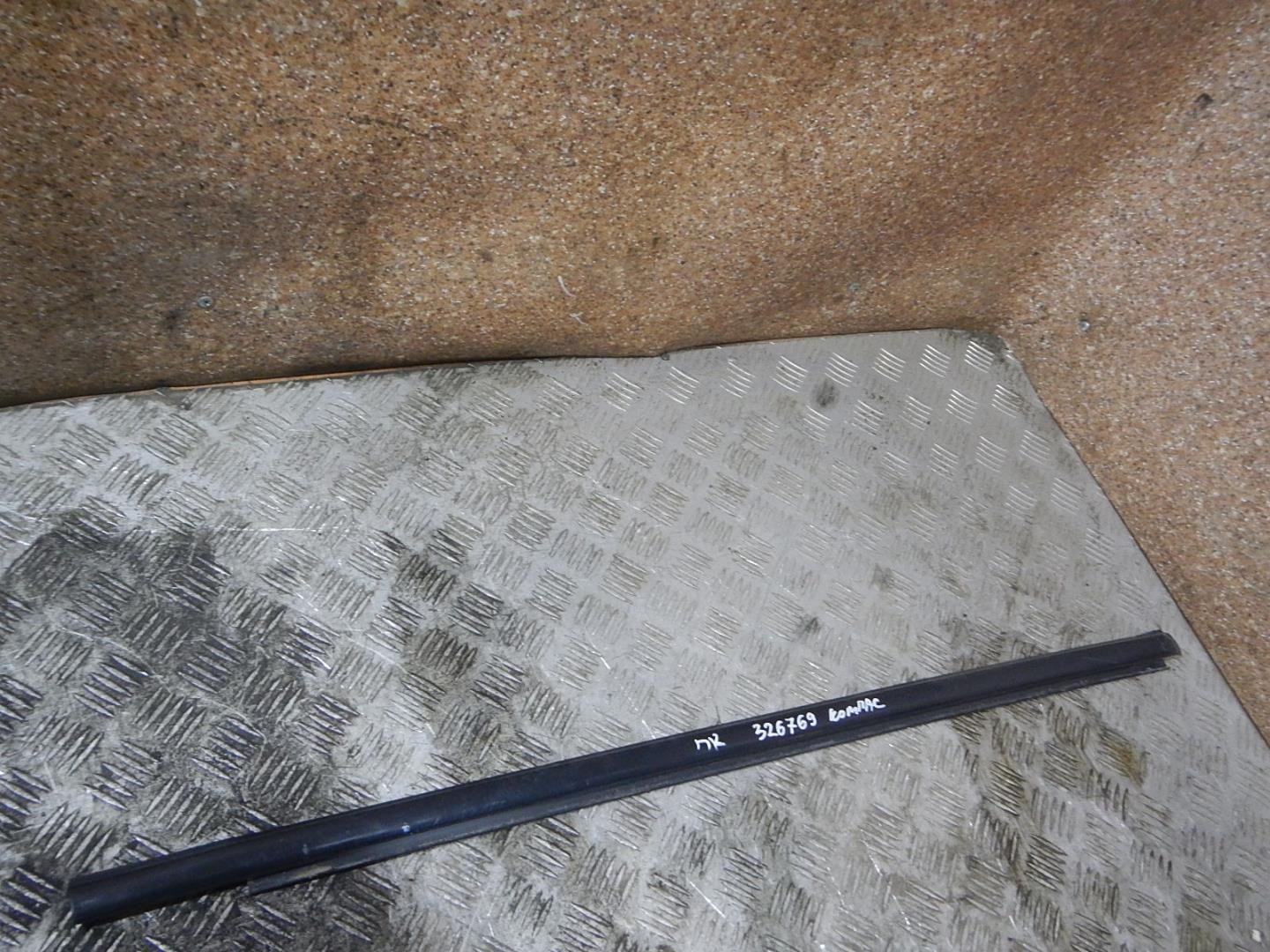 Накладка стекла переднего правого