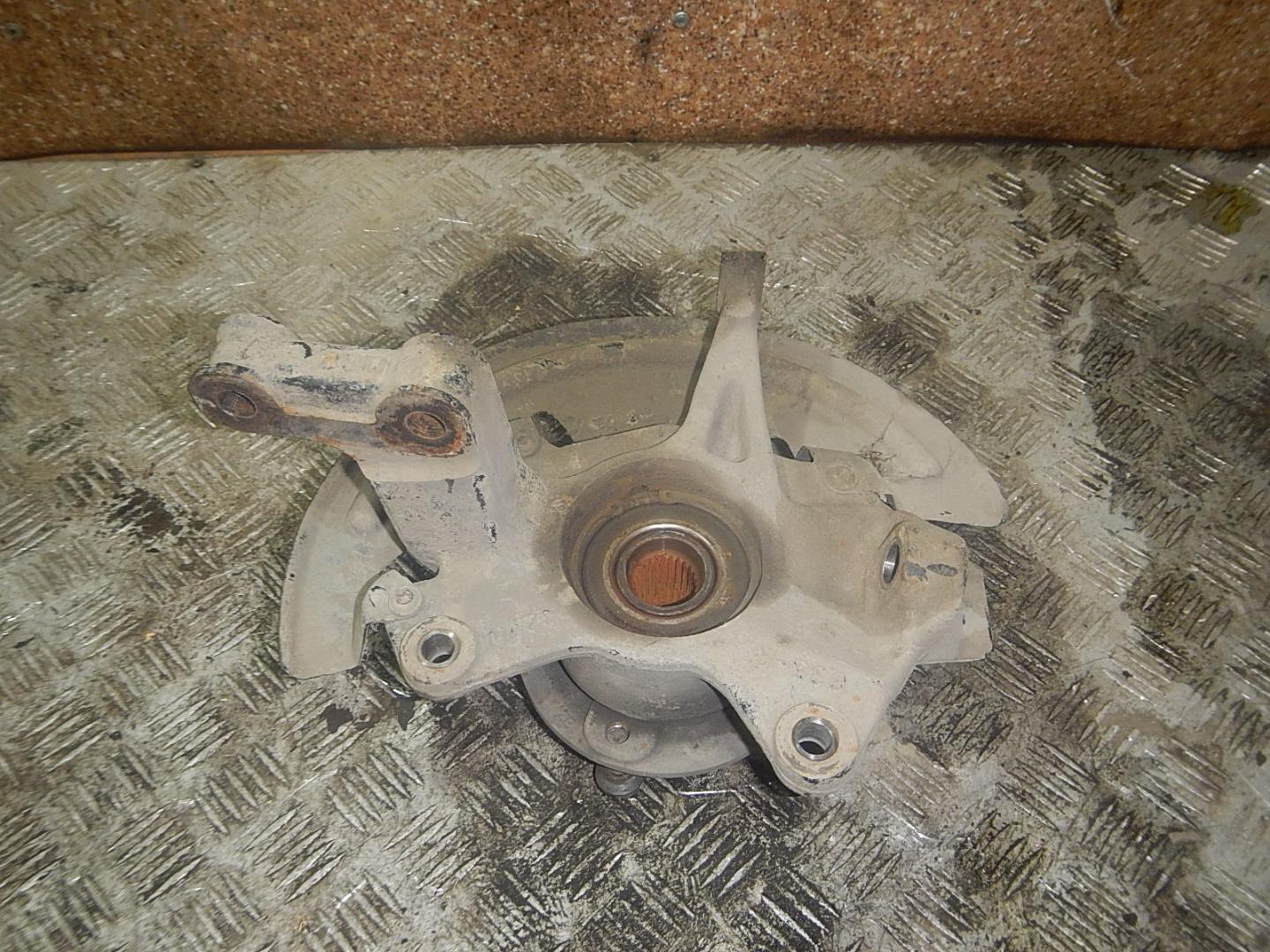 Кулак поворотный передний правый