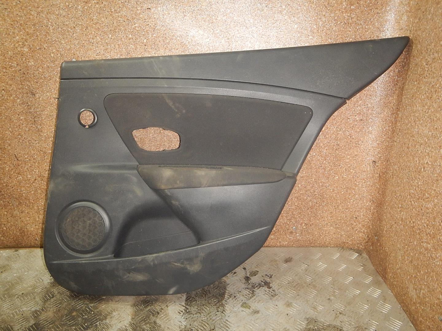 Обшивка двери задней правой