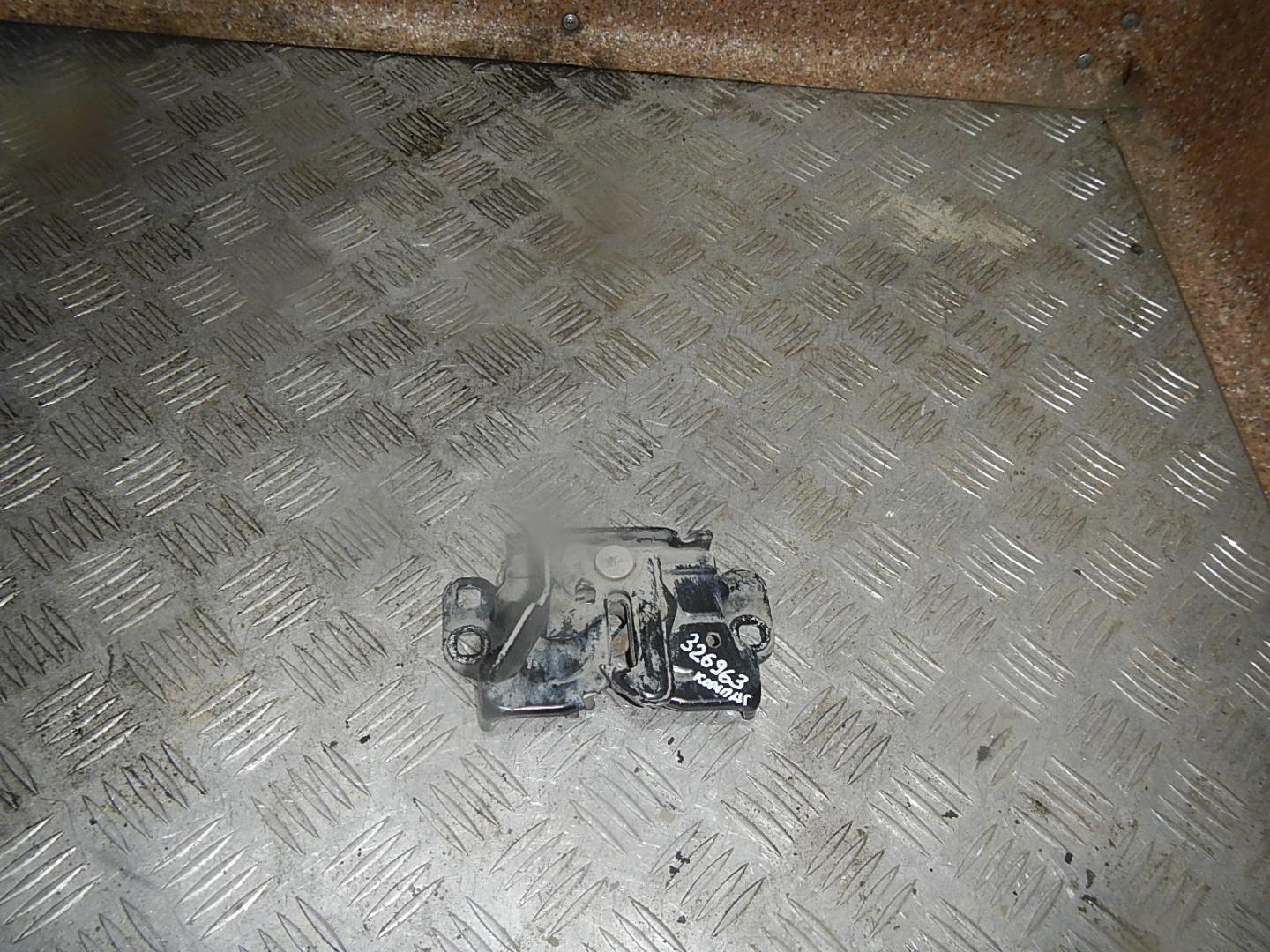 Замок капота